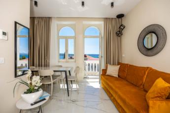 LUKSUZNI APARTMAN S POGLEDOM NA MORE